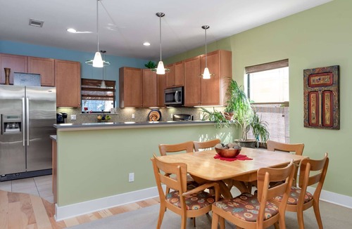 East Cesar Chavez House | Location! Walk to Downtown and Rainey St. Comfy fully stocked home with large patio and garden.