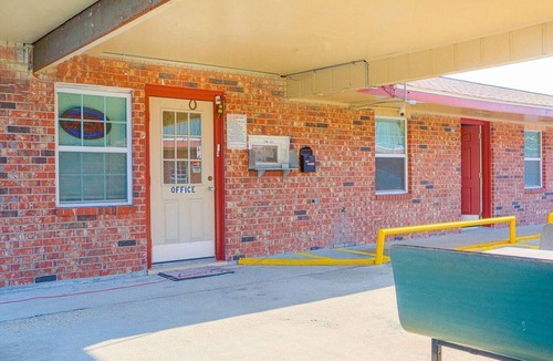 Lockport Apartment | Lockport, LA|King Bed Non-Smoking