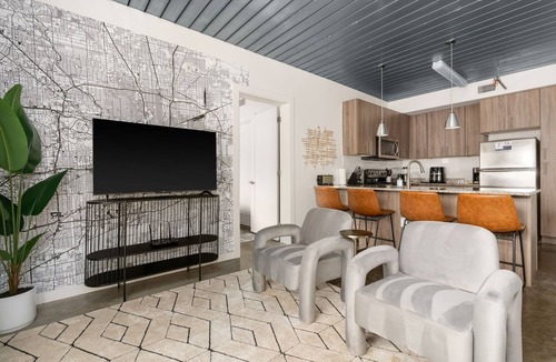 Midtown Apartment | Lodgeur | Modern & vibrant 2BR | Midtown