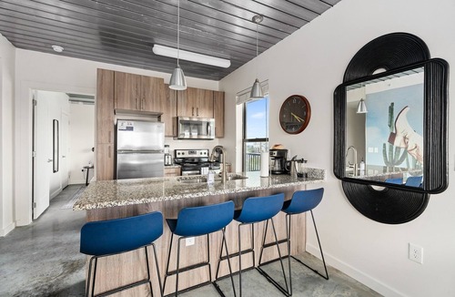 Midtown Apartment | Lodgeur | Sleek & trendy 2BR corner loft | Midtown