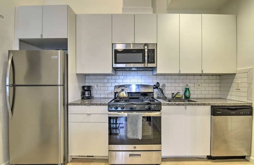 Belding Woods House | Loft 1700A two blocks from Bart and Amtrek