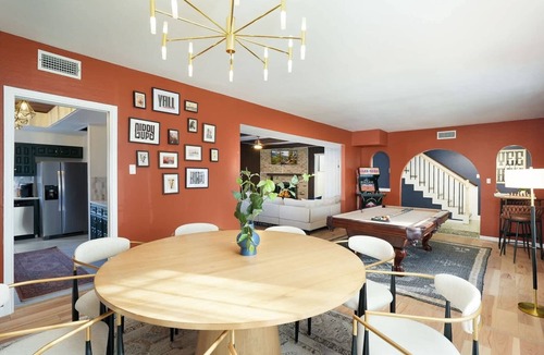 Vance Jackson House | Lone Star Luxe: Pool, Indoor Slide & Sport Court!