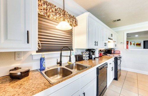 Lacassine House | Louisiana Group Retreat! Dual Units Near Hunting