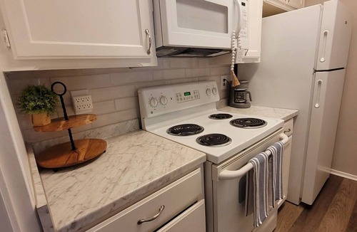 West Arlington Condo | Lovely 1 Bedroom Condo W/Pool - Covered Parking