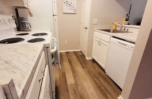 West Arlington Condo | Lovely 1 Bedroom Condo W/Pool - Covered Parking