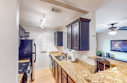 Westfield Condo | Lovely Austin condo close to downtown with streaming, W/D, central AC, & WiFi