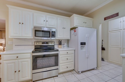 Hawkins House | Lovely Hawkins Home w/Patio & Hangar Garage!