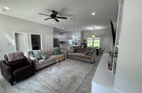 Waxahachie House | Lovely new 6-bedroom sleeps 14 with 3 1/2 baths. Fully handclapped Bathroom