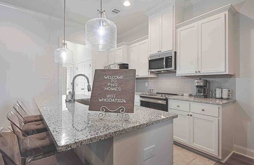 Highlands - Perkins Villa | LSU 2 BR | Pet Friendly|Pool| Fitness| Sleep 4