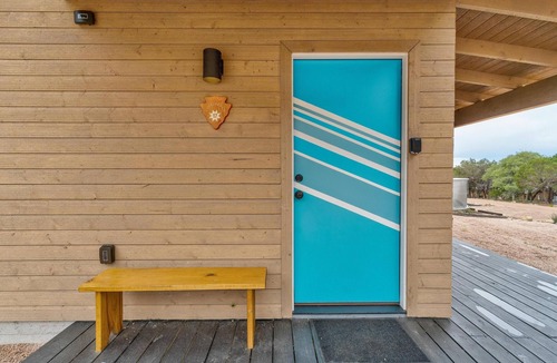 Dripping Springs Cabin | Lucky Arrow Retreat: Porch Houses