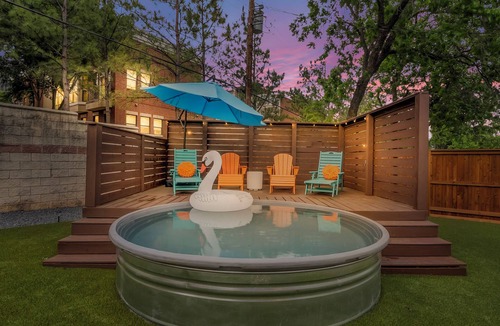 Arlington House | LUX Backyard Oasis, Pool, OutdoorTV, Covered Patio, Loungers, Walk to Stadiums