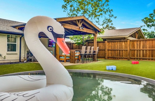 Arlington House | LUX Backyard Oasis, Pool, OutdoorTV, Covered Patio, Loungers, Walk to Stadiums