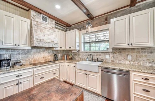 Fredericksburg House | Lux Ranch w/Hottub|AlamoSprings