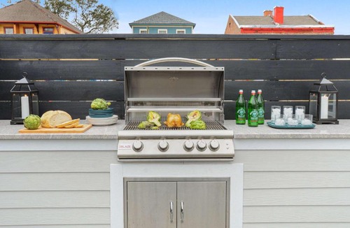 Faubourg Lafayette House | Luxe 19BR Combo & Private Backyard with Pool