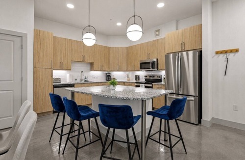 Far North Dallas Apartment | LUXE 2BR + Gym and Pool Access