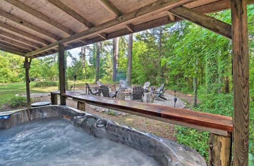 Pearcy House | Luxe Cabin w/Hot Tub on 5 Acres in Pearcy!