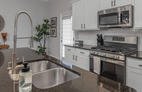 Broadmoor House | Luxe, Central, & Contemporary - A Modern Utopia! Tv in each room.