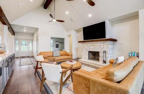 Oatmeal House | Luxe Designer Hill Country Home Near Austin with Amazing Views & Infinity Pool