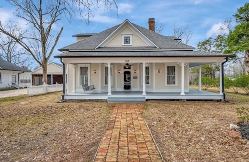 Hemphill House | Luxe Historic Private Getaway Minutes to the Lake!