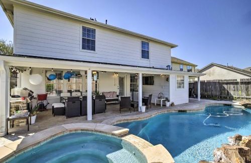 Cypress House | Luxe Home 30 Miles to Houston w/Pool & Grill