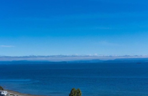 Campbell River Bed & Breakfast | Luxe King Studio~Suite Sand Sea Fine Dining Breakfast