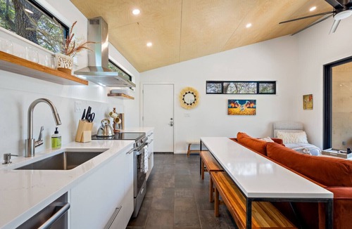 Dripping Springs Cabin | Luxe Modern Treehouse w Heated Pool & Firepit