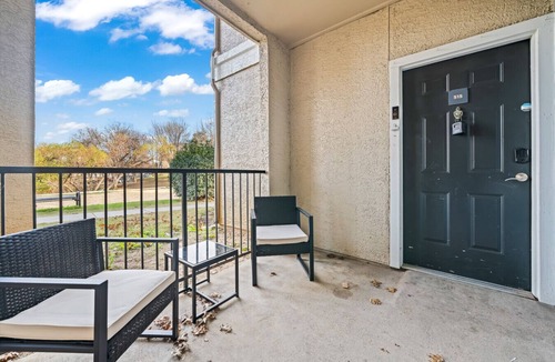 Fossil Creek Apartment | Luxe New 2BR 2BA Apartment in Haltom City with Style