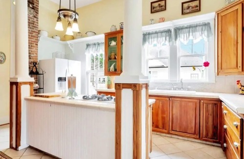 Hemphill House | Luxe Private Room in Historic Manor Near Lake!