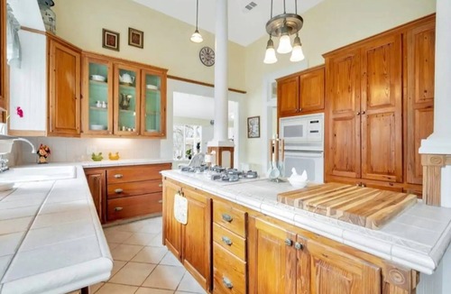 Hemphill House | Luxe Private Room in Historic Manor Near Lake!