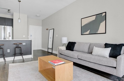Riverside Apartment | Luxe Riverside Studio w/ Gym & W/D, nr Lady Bird Lake, by Blueground