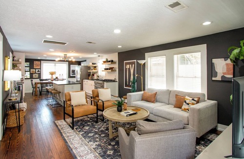 Tomball House | LUXE Stay-2 King beds, walk to dine, coffee, shop