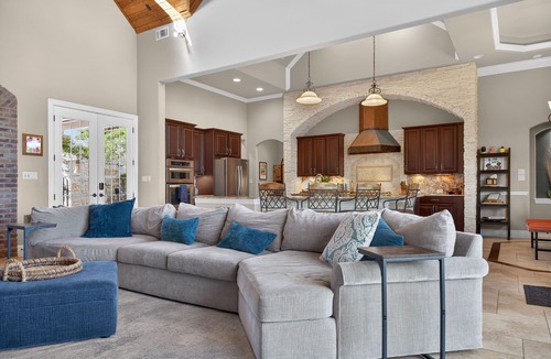 Leander House | Luxe Villa + Epic Lake Views,+King beds,