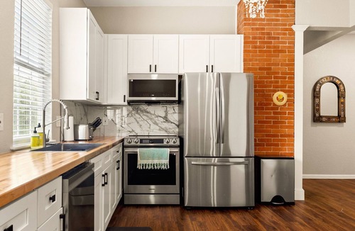 Near East Side House | Luxurious 3-bedroom house in downtown San Antonio near the Alamodome.