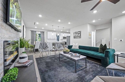 Old East Dallas House | Luxurious 3BR~HotTub~Skyline Views~Old East Dallas