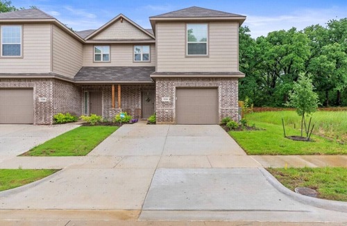 Denton House | Luxurious 4 Bed Duplex in Denton TX Near UNT &amp…