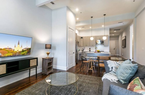 New Orleans Hotel | Luxurious 5BR/3BA Haven in Prime NOLA Location