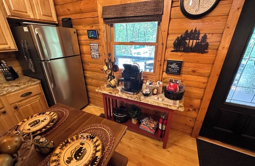 Board Camp Cabin | Luxurious and Rustic “Wolf Ridge Lodge” with Hot Tub - Sleeps 6 at Wolf Pen Gap