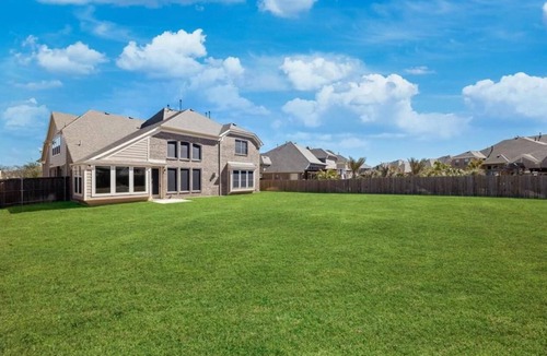 Tarrant County House | Luxurious and Spacious 5-bedroom house in fantastic Grand Prairie. King beds!
