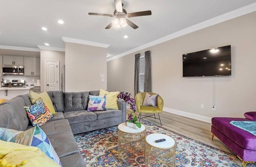 Highlands - Perkins House | Luxurious New 3b/2.5bath 4 miles from LSU