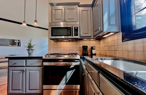 Rogers House | Luxurious Remodeled 2BR/3BED Bentonville NWA/Walmart HO Area