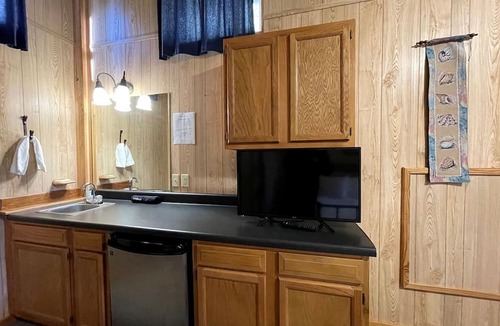 Zwolle Cabin | Luxurious Retreat Cabin with Scenic Pond Views, Expansive Decks, and Resort Amenities Near Zwolle, LA