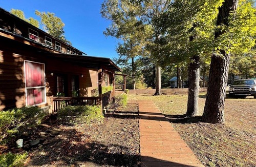 Zwolle Cabin | Luxurious Retreat Cabin with Scenic Pond Views, Expansive Decks, and Resort Amenities Near Zwolle, LA
