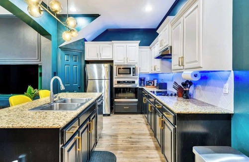South Baton Rouge Condo | Luxurious Townhome Near LSU | Modern & Chic Stay