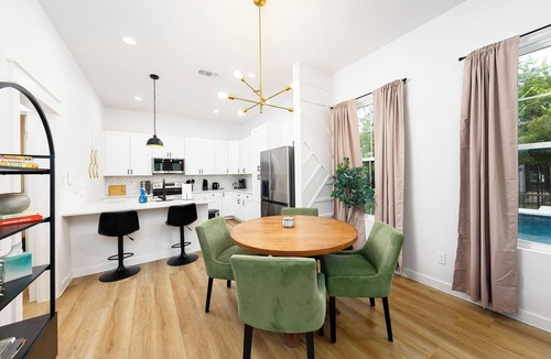 Oak Park - Northwood House | Luxury 2-bedroom Pool House in San Antonio
