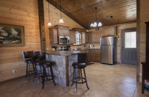 Smithville Cabin | Luxury 2-BR Cabin on 4.8 acres From 2018 at Mt Fork River -10 Kayaks included!