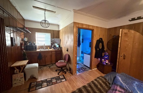 Nederland House | Luxury 3-bedroom building with AC and entertainment amenities in Nederland, TX.