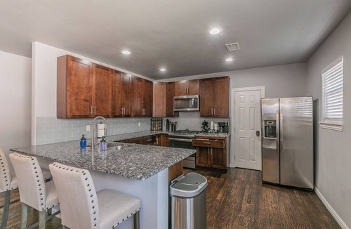 Fort Worth House | Luxury 3 King Beds Sleeps 10 Office Near TCU, Dickies, & Hospitals