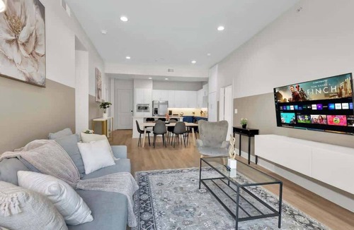 Deep Ellum Apartment | Luxury 3BD | Deep Ellum | Parking | Pool+Gym