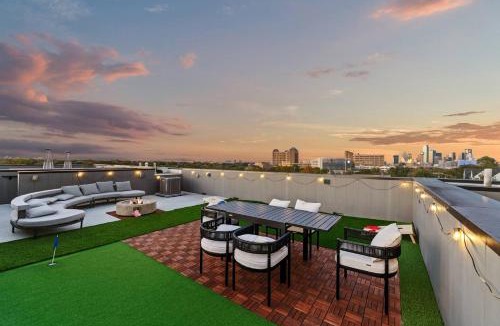 Kessler House | Luxury 3BR Dallas Bishop Arts - Skyline View from Rooftop - Garage - MiniGolf - Firepit - WORLD CUP