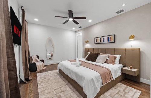 Kessler House | Luxury 3BR Dallas Bishop Arts - Skyline View from Rooftop - Garage - MiniGolf - Firepit - WORLD CUP